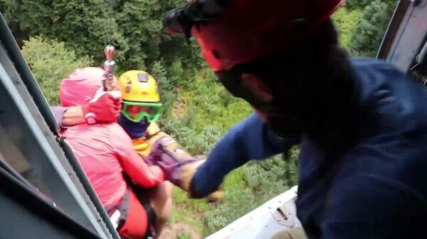 Кадры спасения туристов, потерявшихся в горах Сочи