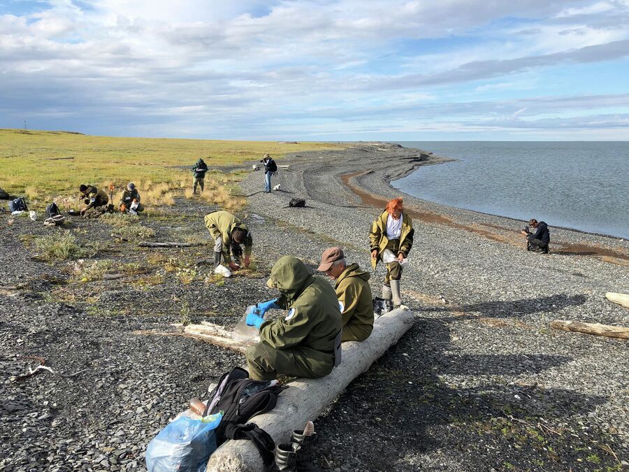 Ученые Больной Норильской Экспедиции отбирают пробы в устье реки Пясина