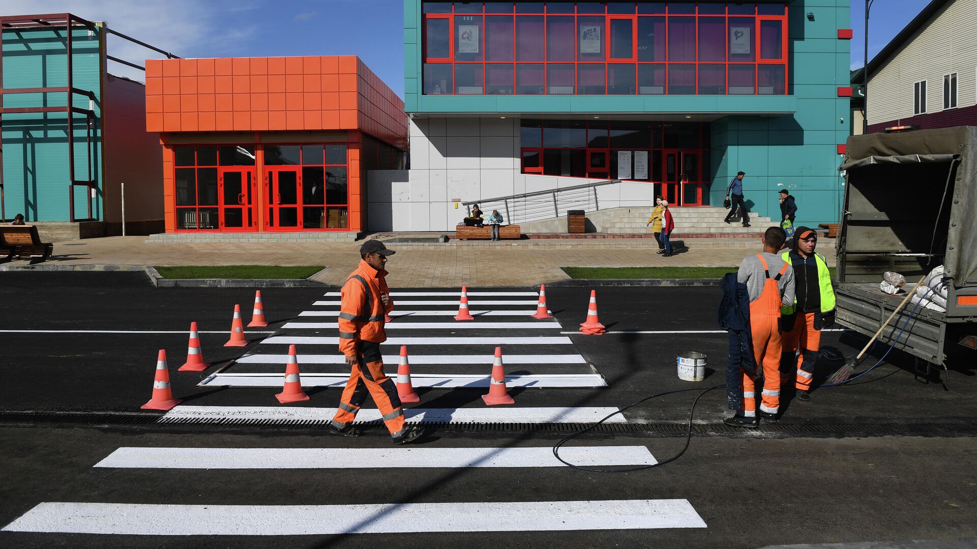 Рабочие во время работ по благоустройству на улице Ленина в городе Тулун Иркусткой области - РИА Новости, 1920, 08.09.2020