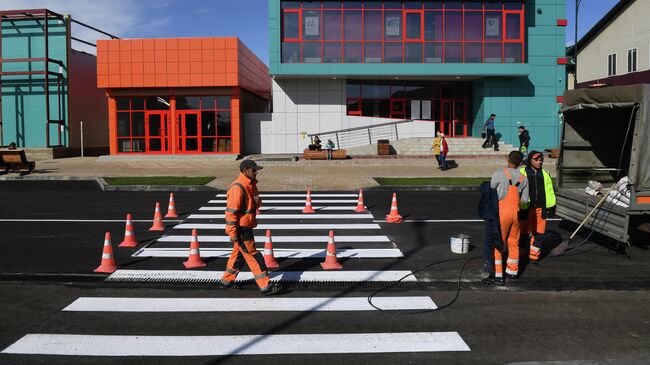 Рабочие во время работ по благоустройству на улице Ленина в городе Тулун Иркусткой области