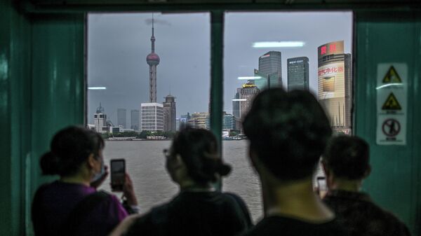 Люди фоторафируют Шанхайский всемирный финансовый центр 
