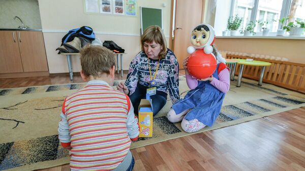 Кандидат в приемные родители играет с воспитанниками одного из детских домов