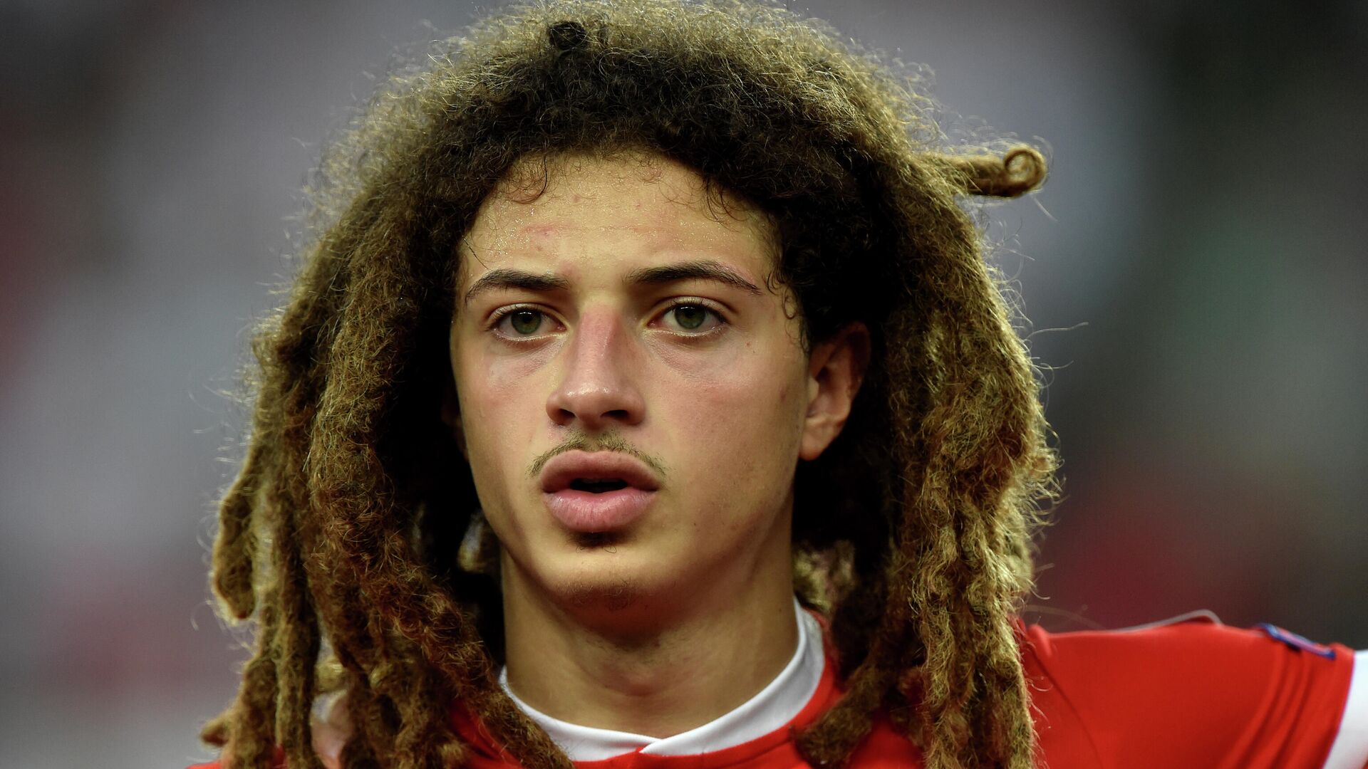 Wales' midfielder Ethan Ampadu sings the national anthem prior to the UEFA Euro 2020 qualifier Group E football match Hungary against Wales on June 11, 2019 in Budapest. (Photo by ATTILA KISBENEDEK / AFP) - РИА Новости, 1920, 07.09.2020