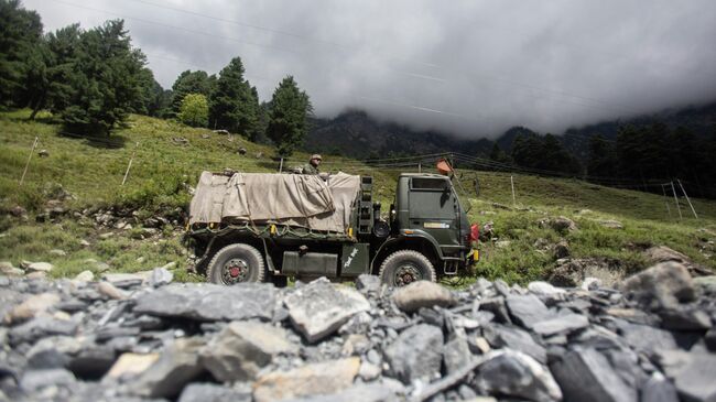 Индийский военный автомобиль на шоссе Сринагар-Ладакх в Гагангее,  Кашмир, контролируемый Индией
