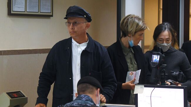 Жена актера Михаила Ефремова Софья Кругликова (справа) и актер Иван Охлобыстин в здании Пресненского суда Жена актера Михаила Ефремова Софья Кругликова (справа) и актер Иван Охлобыстин в здании Пресненского суда