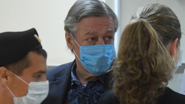 Актер Михаил Ефремов входит в здание Пресненского суда города Москвы, где будет оглашен приговор по делу о ДТП со смертельным исходом