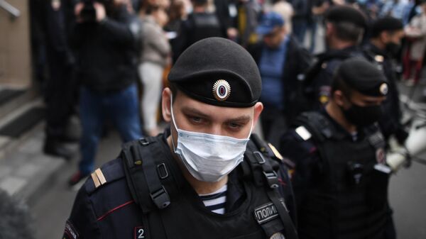 Сотрудник полиции охраняет вход в здание Пресненского суда города Москвы, где будет оглашен приговор по делу актера Михаила Ефремова