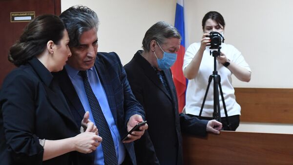 Актер Михаил Ефремов и его адвокаты Эльман Пашаев и Елизавета Шаргородская во время оглашения приговора 