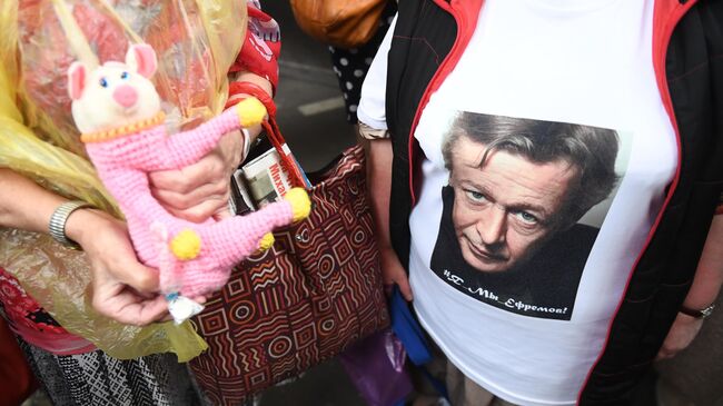 Люди у здания Пресненского суда города Москвы, где будет оглашен приговор по делу о ДТП со смертельным исходом с участием актера Михаила Ефремова Люди у здания Пресненского суда города Москвы, где будет оглашен приговор по делу о ДТП со смертельным исходом с участием актера Михаила Ефремова