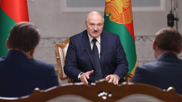 Президент Белоруссии Александр Лукашенко во время интервью российским журналистам во Дворце независимости в Минске