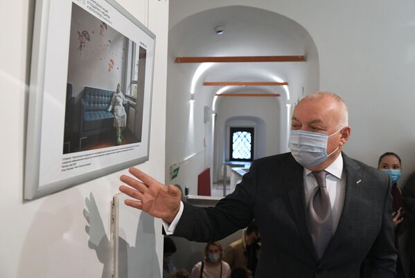 Генеральный директор МИА Россия сегодня Дмитрий Киселев на открытии фотовыставки Пожалуйста, дышите!