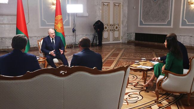 Президент Белоруссии Александр Лукашенко во время интервью российским журналистам во Дворце независимости в Минске