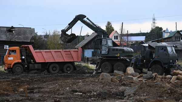 Работы по расчистке территории микрорайона ЛДК в городе Тулун Иркутской области.