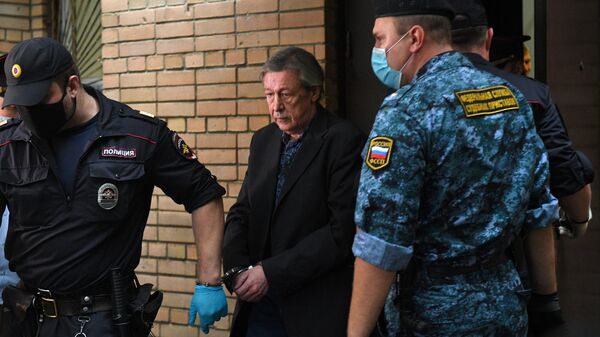 Актёра Михаила Ефремова выводят из здания Пресненского суда города Москвы после оглашения приговора