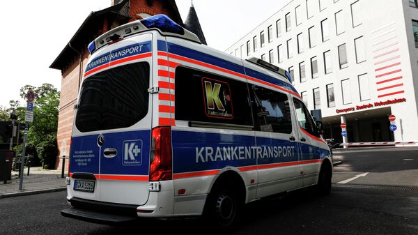 Автомобиль скорой помощи у больничного комплекса Шарите в Берлине