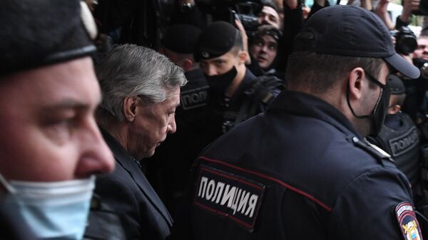 Актёра Михаила Ефремова выводят из здания Пресненского суда города Москвы после оглашения приговора