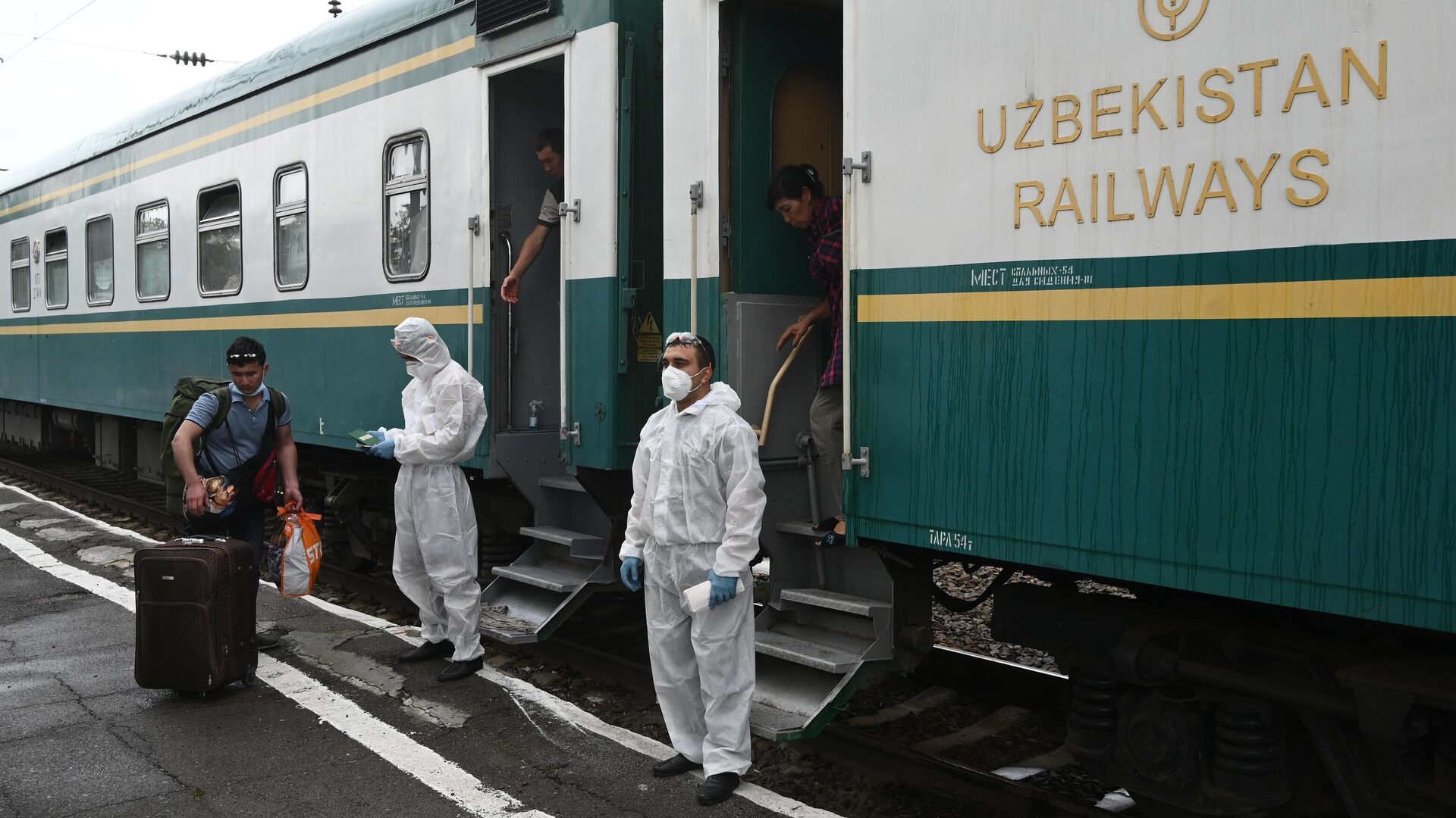 Посадка граждан Узбекистана на станции Первомайская на вывозной поезд - РИА Новости, 1920, 25.12.2020