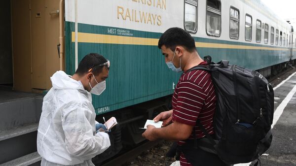  Проверка документов во время посадки граждан Узбекистана на станции Первомайская на вывозной поезд