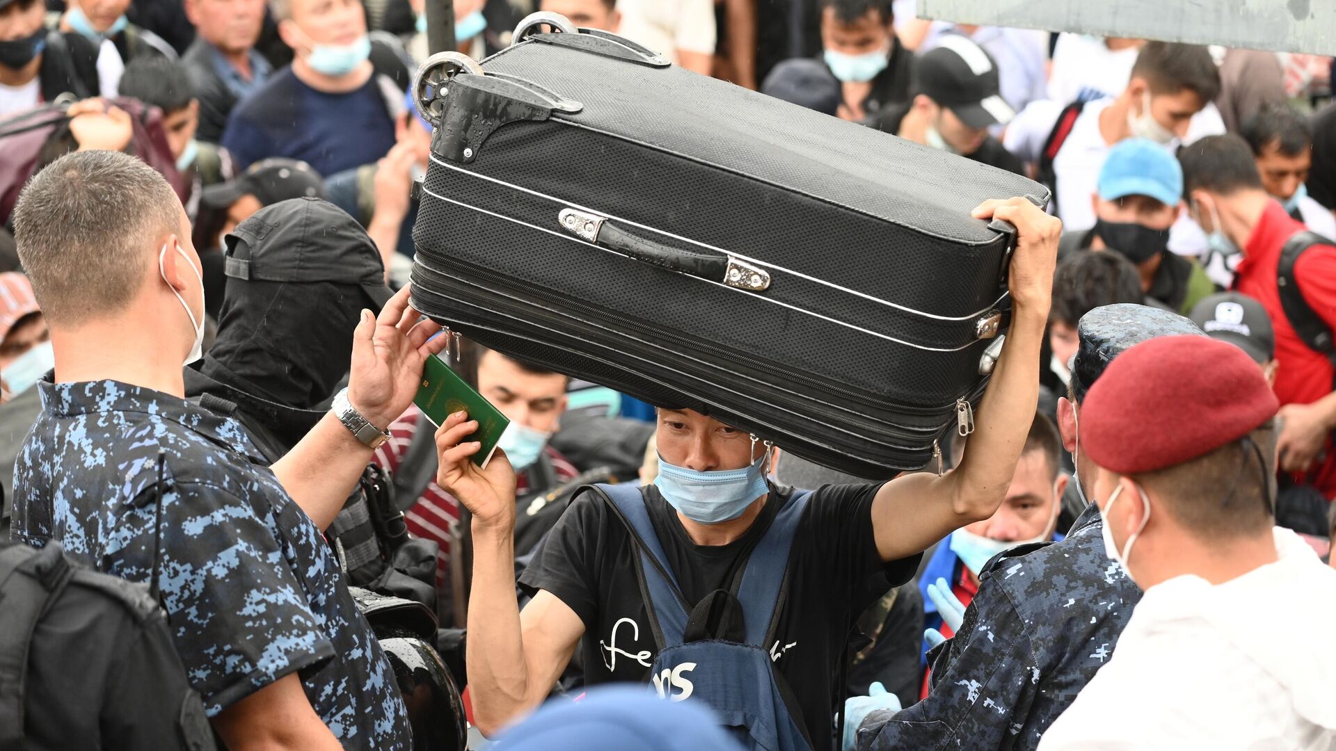 Граждане Узбекистана на станции Первомайская проходят на надземный железнодорожный переход перед посадкой на вывозной поезд - РИА Новости, 1920, 15.12.2020