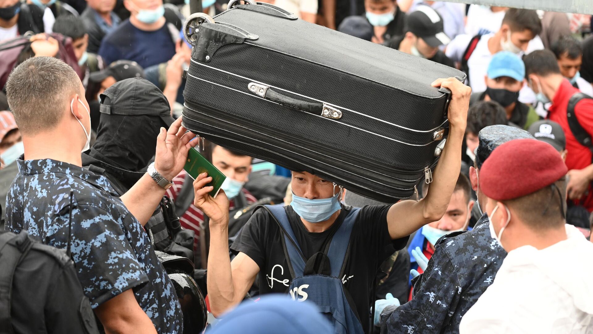 Граждане Узбекистана на станции Первомайская проходят на надземный железнодорожный переход перед посадкой на вывозной поезд - РИА Новости, 1920, 15.12.2020