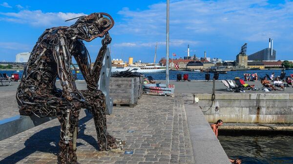 Памятник Iron man в Копенгагене.