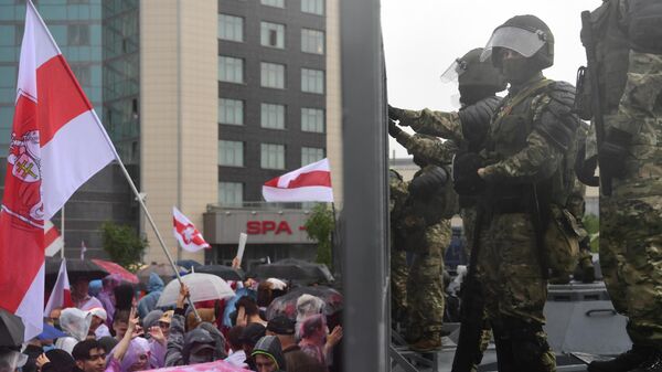 Сотрудники милиции и участники несанкционированной акции оппозиции Марш единства в Минске