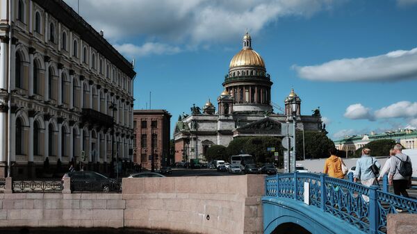Синий мост и Исаакиевский собор через реку Мойку в Санкт-Петербурге