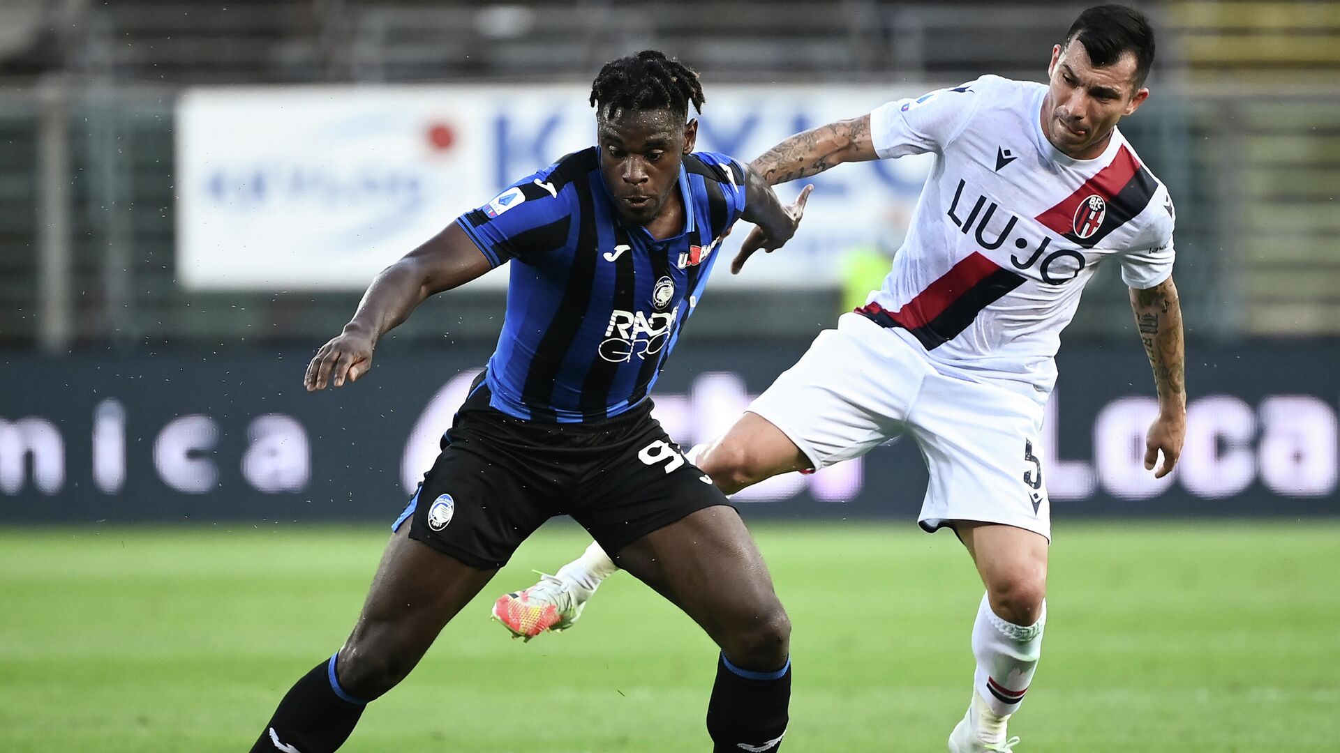 Atalanta's forward Duvan Zapata from Colombia (L) fights for the ball with Bologna's midfielder Gary Medel from Chile during the Italian Serie A football match Atalanta vs Bologna played behind closed doors on July 21, 2020 at the Atleti Azzurri d'Italia Stadium in Bergamo. (Photo by MARCO BERTORELLO / AFP) - РИА Новости, 1920, 08.09.2020