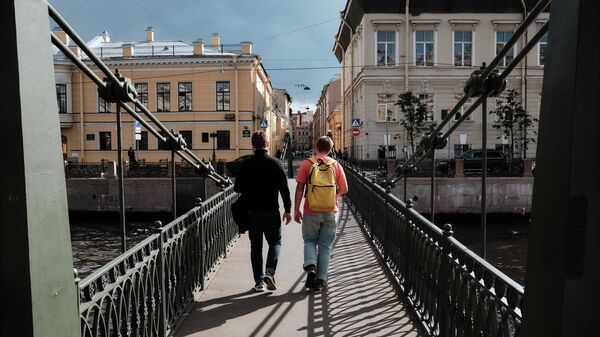 Прохожие на Почтамтском мосту в Санкт-Петербурге