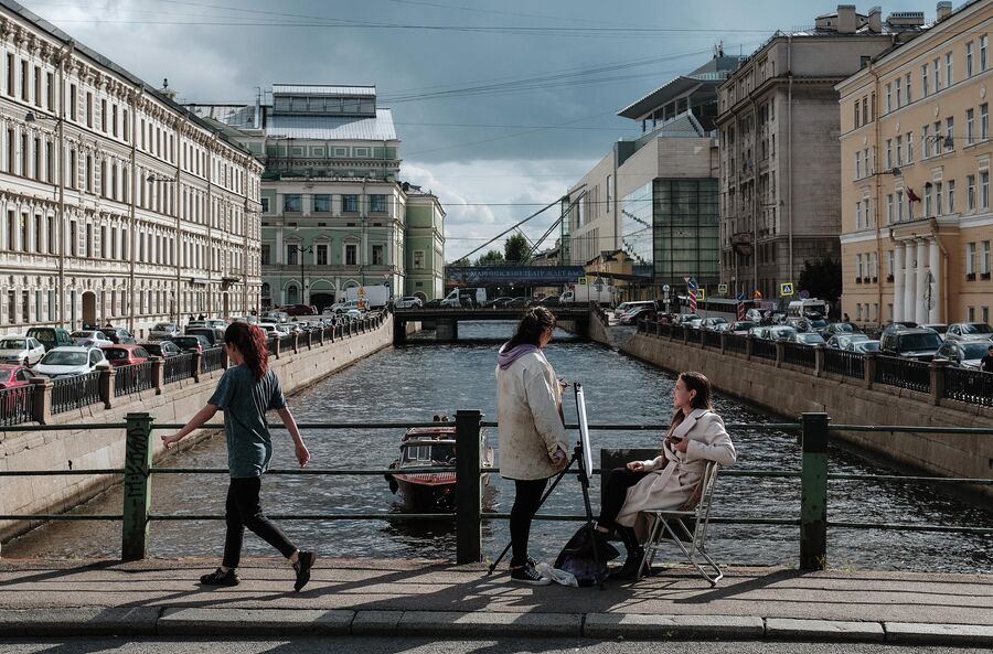 Горожане на Матвеевом мосту через Крюков канал в Санкт-Петербурге