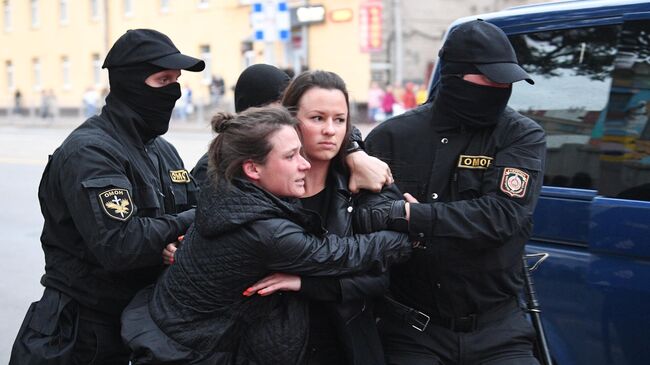 Задержание участниц акции протеста в Минске