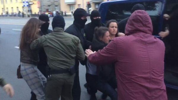 ОМОН скрутил и посадил девушек в машину во время акции в поддержку Колесниковой в Минске