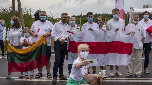 Участники акции в Литве в знак солидарности с протестами в Белоруссии
