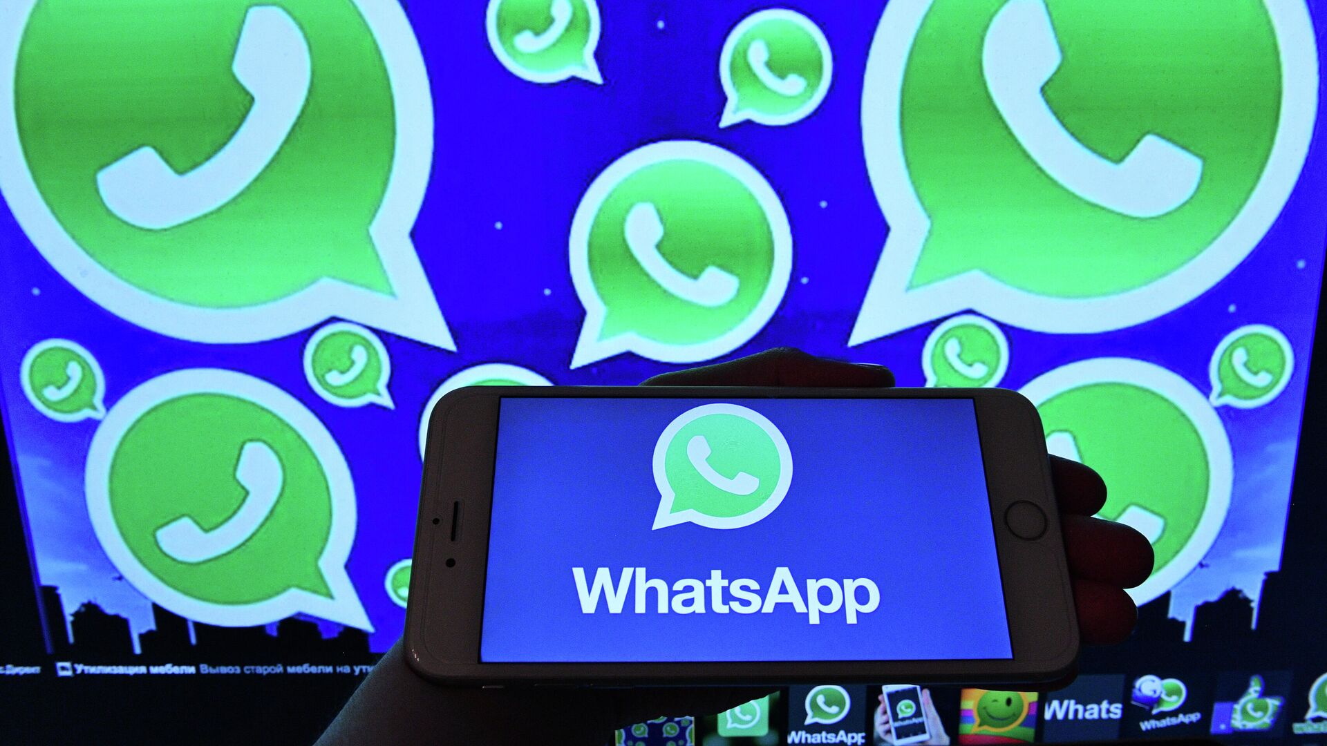 Логотип мессенджера WhatsApp на экранах смартфона и компьютера - РИА Новости, 1920, 28.10.2020