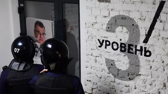 Сотрудники милиции у входа в штаб Виктора Бабарико в Минске