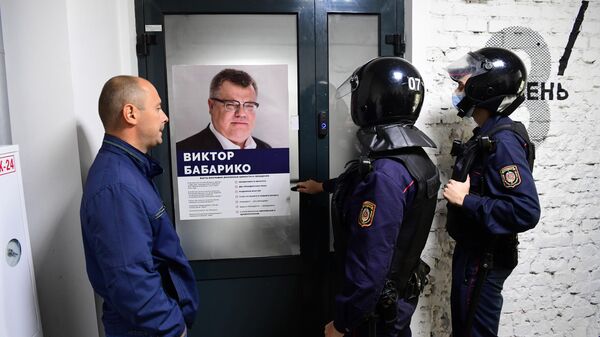 Сотрудники милиции у входа в штаб Виктора Бабарико в Минске