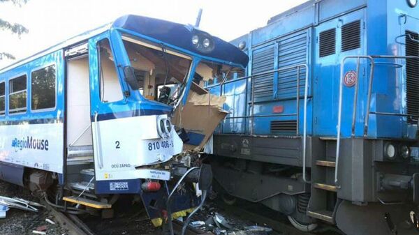 Пассажирский поезд столкнулся с техсоставом неподалеку от железнодорожной станции города Кдыне на юго-западе Чехии