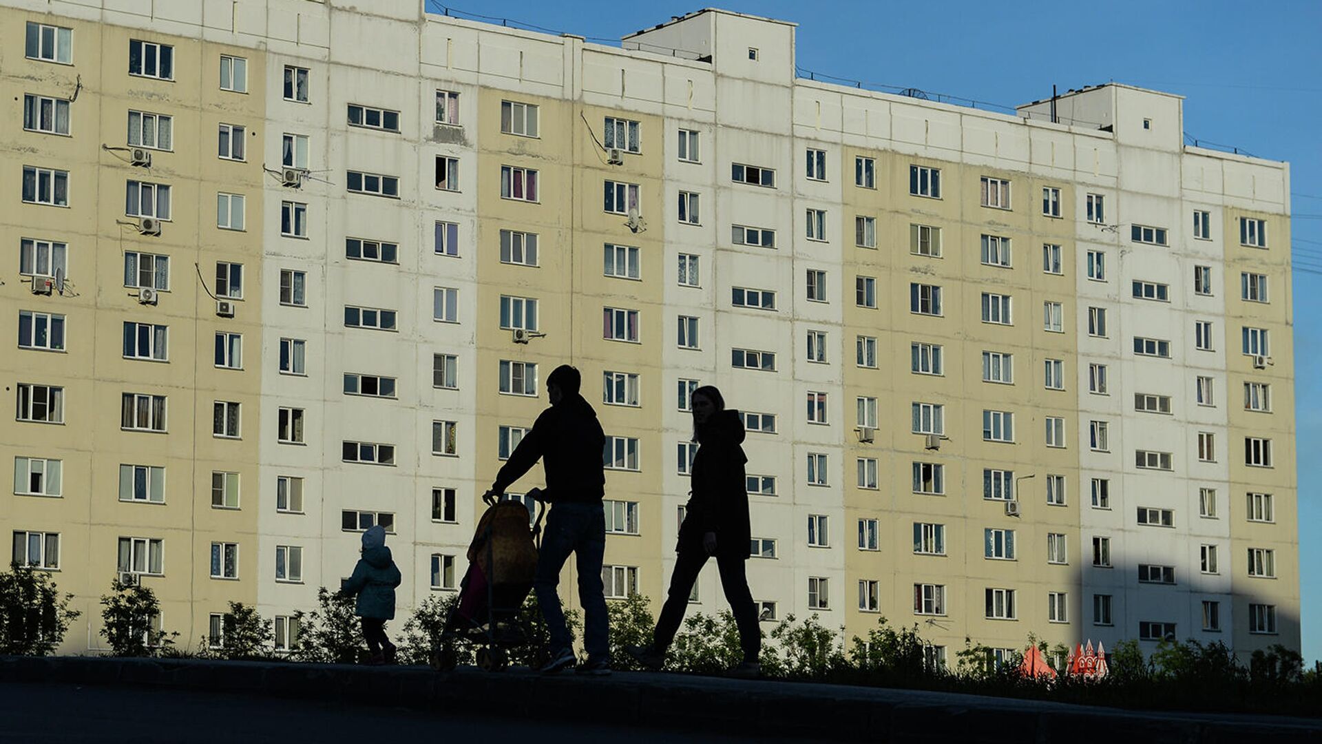 Семья на прогулке во дворе жилого дома - РИА Новости, 1920, 25.11.2020