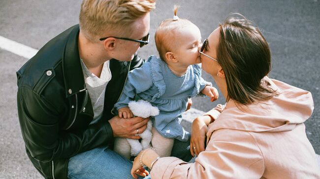 Молодая семья во время прогулки