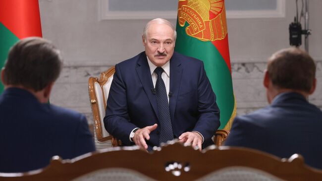 Президент Белоруссии Александр Лукашенко во время интервью российским журналистам во Дворце независимости в Минске