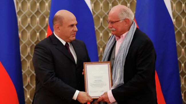 Председатель правительства РФ Михаил Мишустин и режиссер Никита Михалков на церемонии вручения премии правительства РФ 2019 г в области культуры