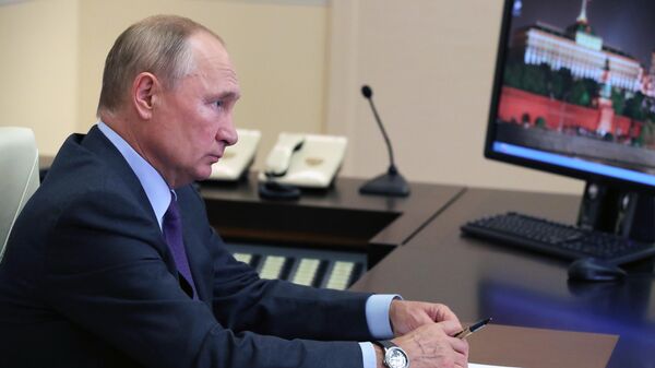 Президент России Владимир Путин проводит в режиме видеоконференции совещание с членами правительства