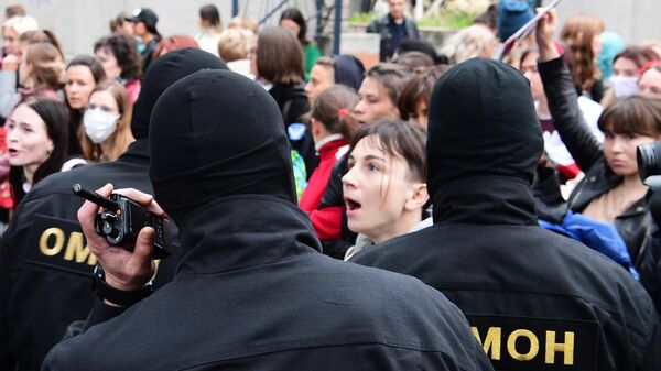Сотрудники правоохранительных органов и участники акции протеста в Минске