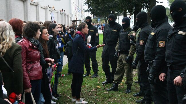 Сотрудники правоохранительных органов и участники акции протеста в Минске