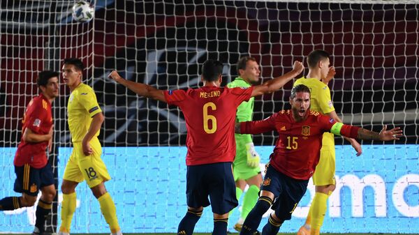 Футболисты сборной Испании радуются голу в ворота сборной Украины
