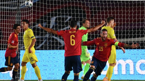 Футболисты сборной Испании радуются голу в ворота сборной Украины