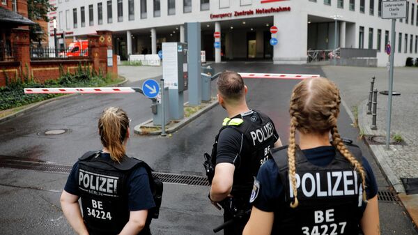 Полицейские у клиники Шарите в Берлине