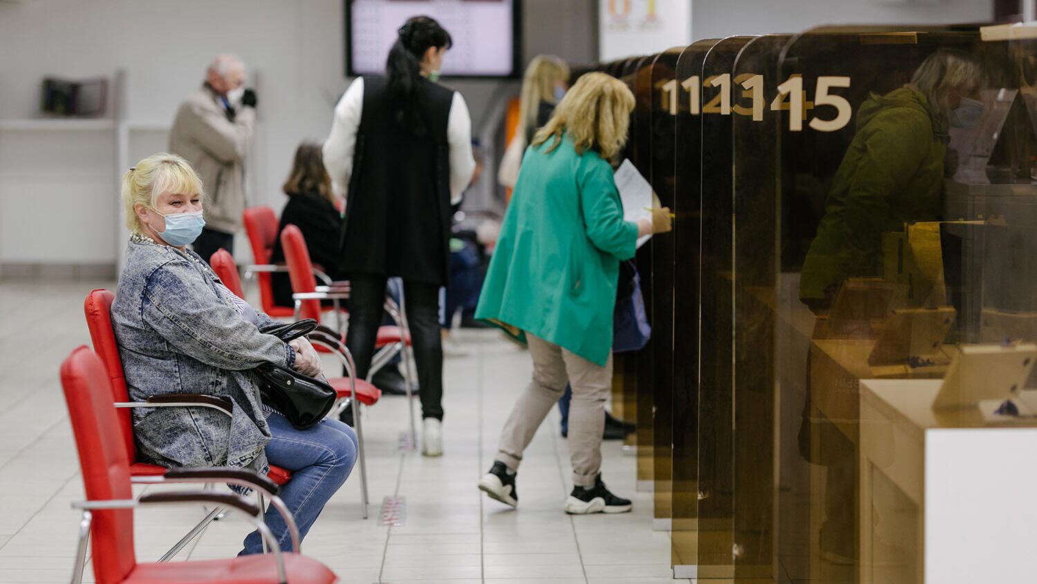 Посетители в многофункциональном центре государственных и муниципальных услуг - РИА Новости, 1920, 11.09.2020