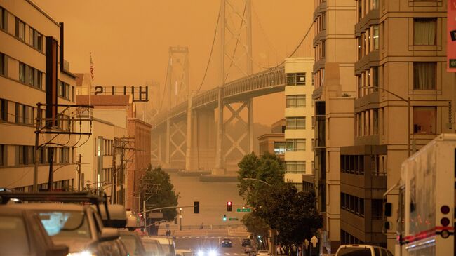 Мост Бэй-Бридж в дыму от калифорнийских лесных пожаров в Сан-Франциско, Калифорния, США