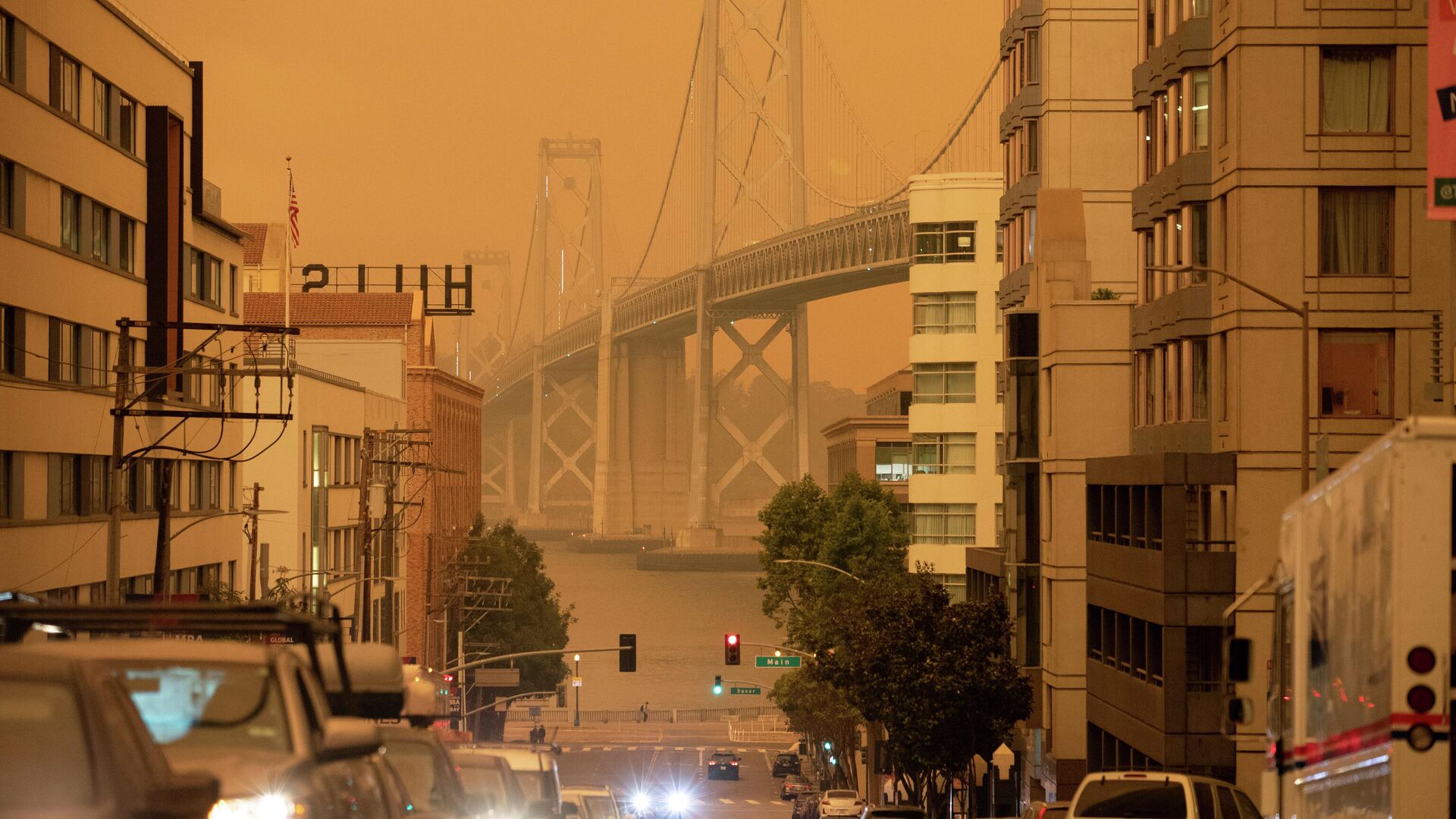 Мост Бэй-Бридж в дыму от калифорнийских лесных пожаров в Сан-Франциско, Калифорния, США - РИА Новости, 1920, 10.09.2020